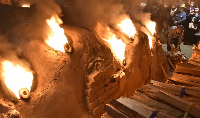 激しい炎を上げる「大登り窯」＝２０１８年２月５日、益子町益子