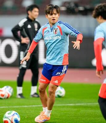 ボリビア戦に向け、最終調整する久保=国立競技場