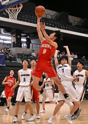 第２クオーター６分、栃木の有坂（中央）がシュートを放つ＝日環アリーナ栃木