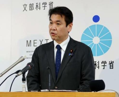 　閣議後に記者会見する松本文科相＝３日午前、文科省