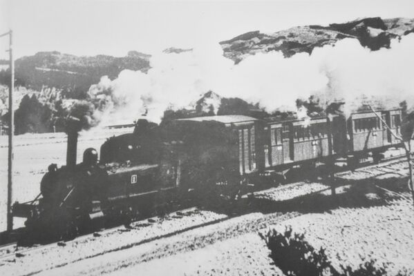 １９３５年ごろ、八溝の山を背景に走る東野鉄道（東野鉄道五十年史より）