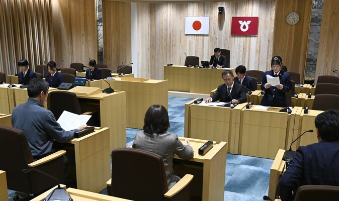 議場で行われた模擬議会の質疑応答で答弁する生徒会の生徒