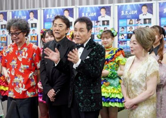 　「五木ＪＡＭ」終演後、取材に応じる（前列左から）奥田民生、市村正親、五木ひろし、由紀さおり＝横浜アリーナ