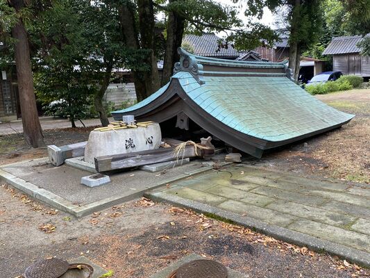 手水舎が倒壊した小町さん方近くの八幡宮＝６日午後、石川県珠洲市（小町成美さん提供）