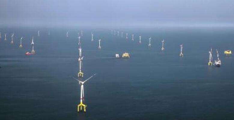 ドイツ・ボルクム島沖の北海に建設された風力発電の設備＝２０１３年（洋上風力発電会社ＢＡＲＤグループ提供・共同）