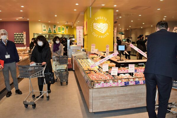 大勢の買い物客でにぎわう「ヤオコートナリエ宇都宮店」＝９日午前、宇都宮市