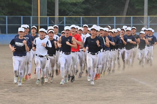 練習を再開し、元気にランニングする文星付ナイン＝宇都宮市飯田町