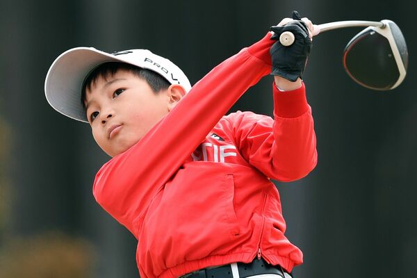 小学１～３年　４オーバー、４０で優勝した鄭（作新）のティーショット＝琵琶池ＧＣ１０番