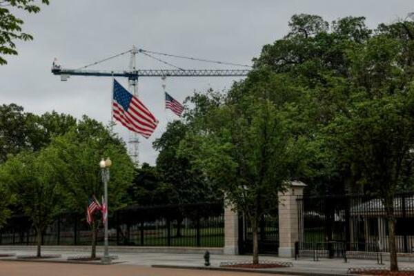 　工事のクレーンが架かるホワイトハウス＝２６日、ワシントン（ロイター＝共同）