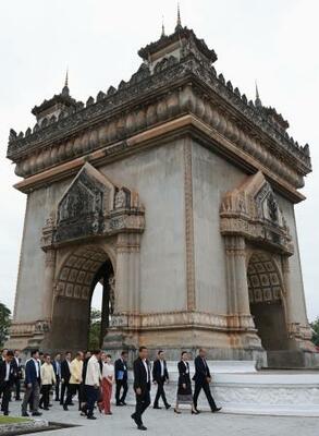 　凱旋門を視察される愛子さま＝１８日、ビエンチャン（代表撮影・共同）