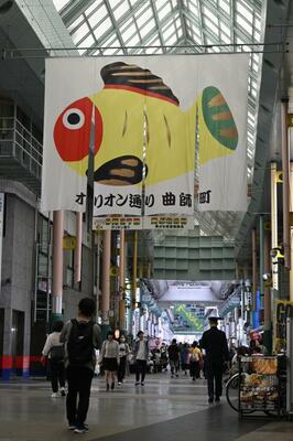 オリオン通りに掲げられた黄ぶなフラッグ