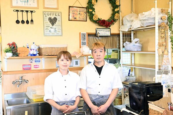 店内に立つ植竹さん夫婦