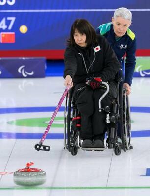 　日本―中国　第１エンド、ショットを放つ小川亜希＝コルティナダンペッツォ（共同）