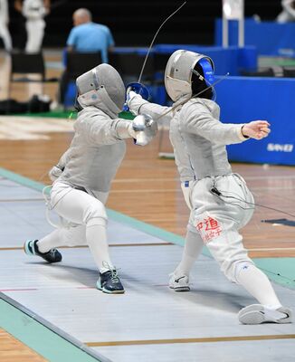 フェンシング女子サーブル予選トーナメント２回戦　宇中央の小宅（左奥）が鋭く斬り込む＝ＳＡＧＡアリーナ