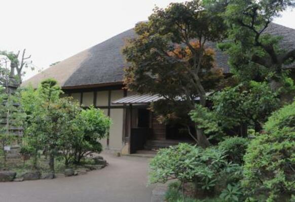 　かやぶき屋根が目を引く世田谷代官屋敷＝東京都世田谷区
