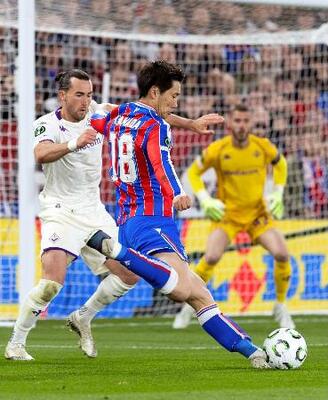 フィオレンティナ戦で攻め込むクリスタルパレスの鎌田(右)=ロンドン(共同)