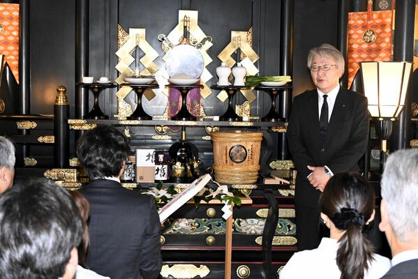 日光東照宮祈祷殿で行われた献上祭であいさつする西堀社長＝日光市