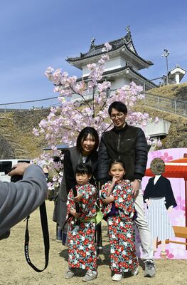 和装をして記念写真を撮る家族連れ
