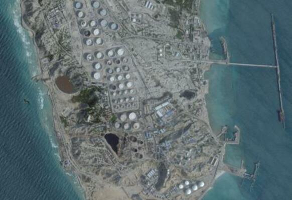 イラン・カーグ島の石油ターミナルの衛星写真=2月25日(Planet Labs PBC提供、ロイター=共同)