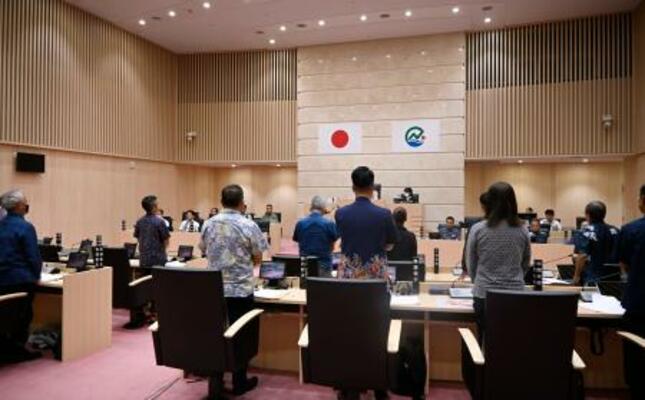 古謝景春市長に対する2度目の不信任決議を可決した沖縄県南城市議会の臨時議会=17日午後