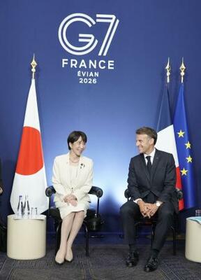 　会談する高市首相（左）とフランスのマクロン大統領＝１６日、フランス東部エビアン（代表撮影・共同）