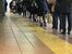駅舎寄りの乗降場で列を作ってバスを待つ利用者たち＝２月５日午前７時20分、宇都宮市川向町