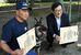 感謝状を贈られたジャスミンと所有者の金井さん（右）、訓練士の池上さん（左）