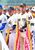 選手宣誓で選抜旗を持って前方に集まる石橋の横松主将（左）、作新の草野主将＝甲子園