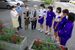 花について語る参加者と生徒