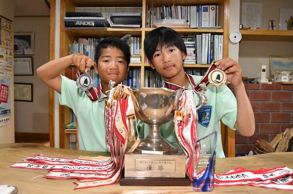 東日本選手権大会で初優勝を飾った兄颯希(右)と小学生2位になった弟耀紀=那須塩原市内
