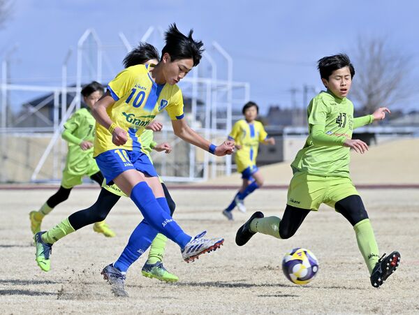 前半12分、栃木ＳＣ　Ｕ12（宇河）のＦＷ佐々木（左）が先制ゴールを決める＝真岡ハイトラ運動公園陸上競技場、磯真奈美撮影