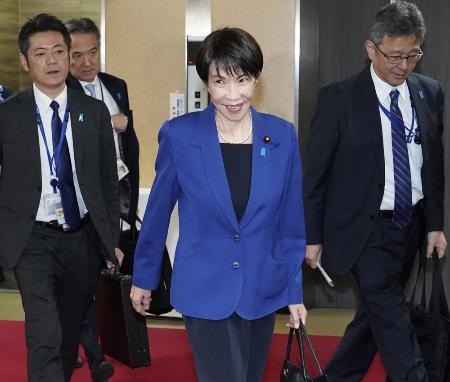 　６日、自民党本部に入る高市早苗首相＝東京・永田町