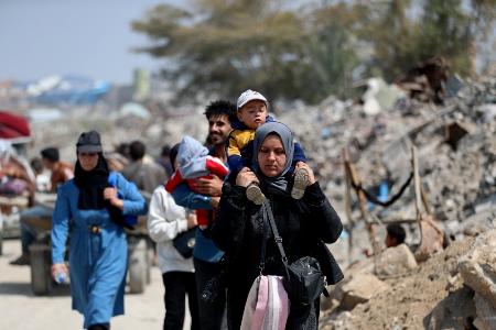 ガザ北部ベイトハヌーンでイスラエル軍の攻撃から避難するパレスチナ人ら=3月(ゲッティ=共同)