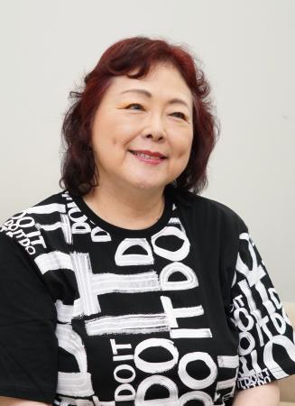 インタビューに答える丸山圭子