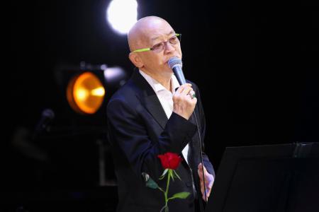 帰って参りました！」手術後元気な姿の松山千春、ツアー東京公演｜全国