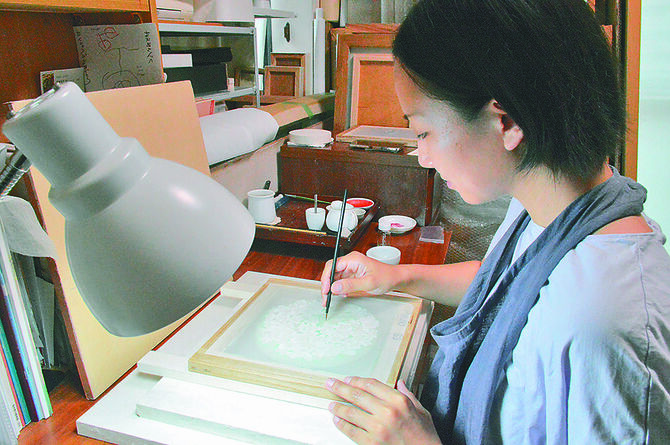 個展に向け、自宅アトリエで制作に励む谷中さん