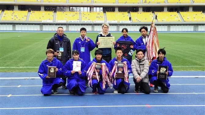優勝旗や優勝カップを手にする那須塩原市Ａのメンバー