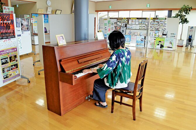 常連の演奏者がリクエストで船村さんの曲や童謡を弾くことも