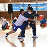 ブレックスのコーチが直伝　宇都宮・新田小でバスケ教室