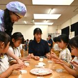 粘土でアイス、おいしそうにできた　ねんドル岡田ひとみさん、上三川の幼稚園で教室