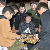 大谷グラブ、ついにお披露目　宇都宮・晃宝小児童が歓喜　早速キャッチボール