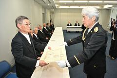 県警ＯＢに 勲章など伝達