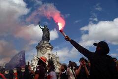 フランスで反政府デモ、道路封鎖