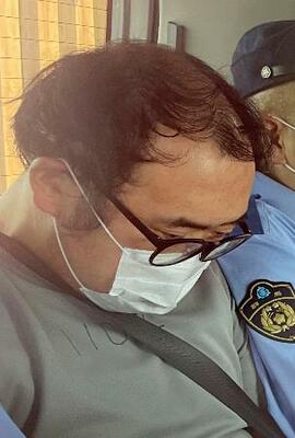 送検される井上敏典容疑者=7日午前、群馬県警伊勢崎署
