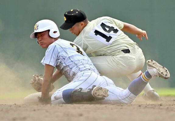 ４回、三ゴロを放った青藍泰斗の押山が、敵失の間に二塁を陥れる＝県営