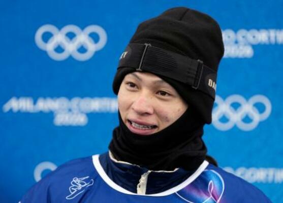 　男子ハーフパイプの公式練習を終え、笑顔で取材に応じる平野歩夢＝リビーニョ（共同）