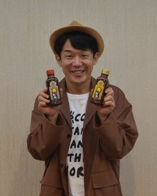 プロデュースしたソースをＰＲするヒデさん＝2021年8月５日午後、下野新聞社