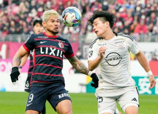 　鹿島―横浜Ｍ　後半、競り合う鹿島・レオセアラ（左）と横浜Ｍ・関富＝メルスタ