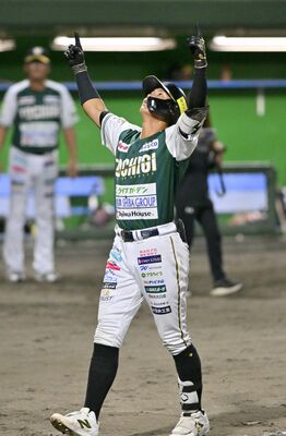７回、栃木ＧＢの三方が逆転となる３点本塁打を放ち、天を仰ぐ＝小山運動公園野球場、広瀬華撮影