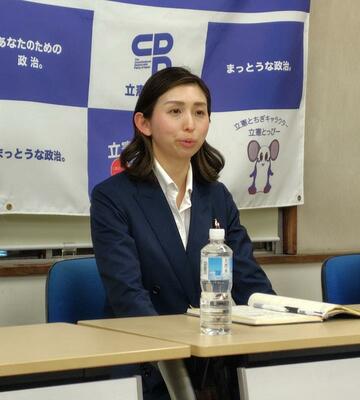 立候補を表明する板津氏＝１０日夜、宇都宮市内